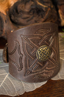 Keltiska armband med bältesspännen, brun, läder