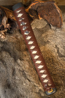 Impugnatura della spada da samurai con rivestimento in pelle
