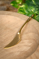 Medievale coltello con testa di ragazza