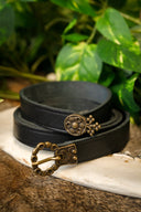 15e eeuwse riem met riemeinde (London), zwart leer, messing gesp, 165 cm