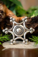 Broche Uta de Naumburg, bronce plateado