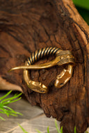 Baltische fíbula anular con cabezas de animales, bronce