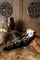 Prehistorische drinkhoorn met spiraalmotieven, 300-500 ml