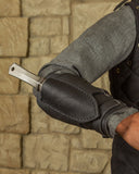 Geralt bracer voor werpmessen, onderarmbeschermer, zwart, links