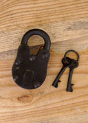 Medeltida hänglås med två nycklar