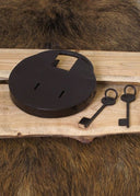 Rundes historisches Schloss mit zwei Schlüsseln