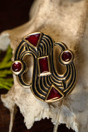 Merovingia S-fibula, bronce