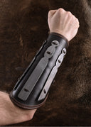 Aerdwulf leren bracers, onderarmbeschermers, met metalen strips