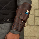 Geralt bracer voor flesjes, onderarmbeschermer, bruin, links