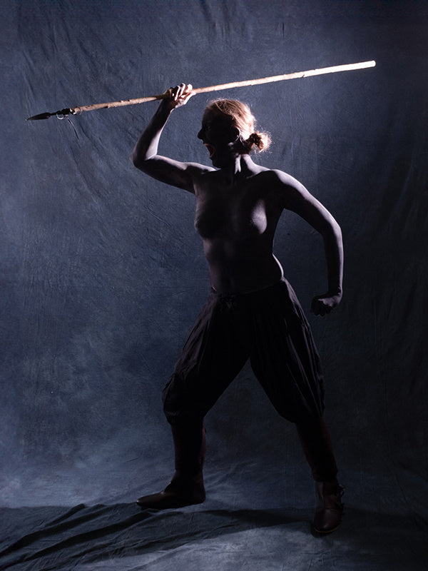 Germaanse vrouwelijke krijger met zwarte lichaamsbeschildering