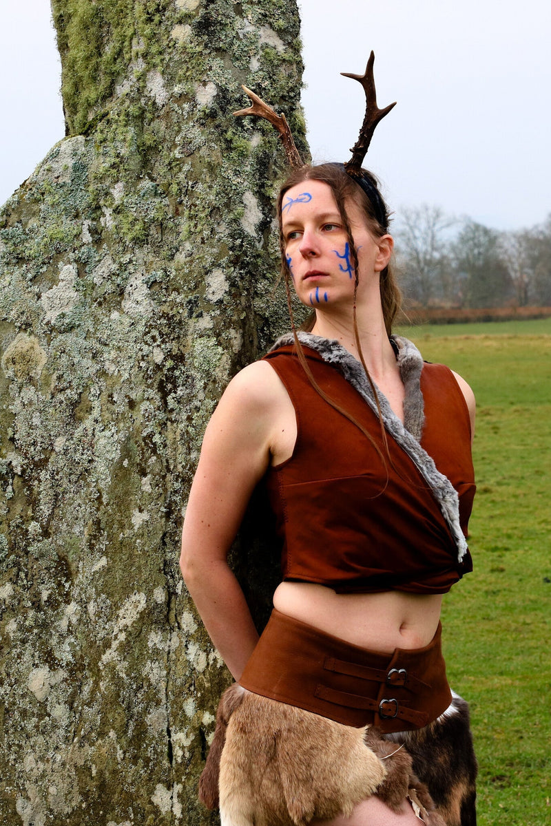 Pagan vrouw met gewei voor een standing stone