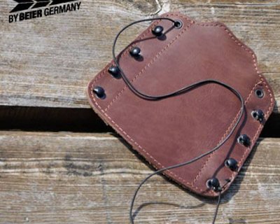 Boogschutter bracers, pijlenkokers, pijlen en andere accessoires voor historisch boogschieten