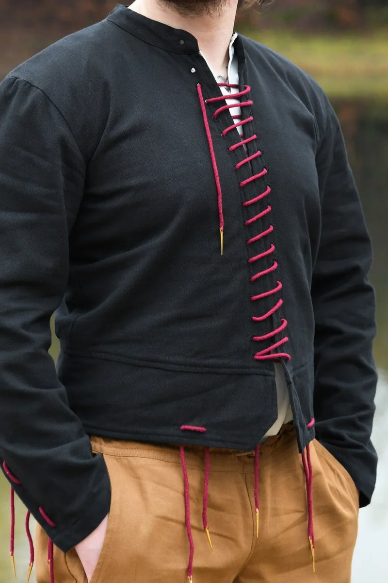 Middeleeuwse doublet met aglets