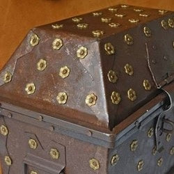 Middeleeuwse stoelen, emmers, meubels en ander interieur