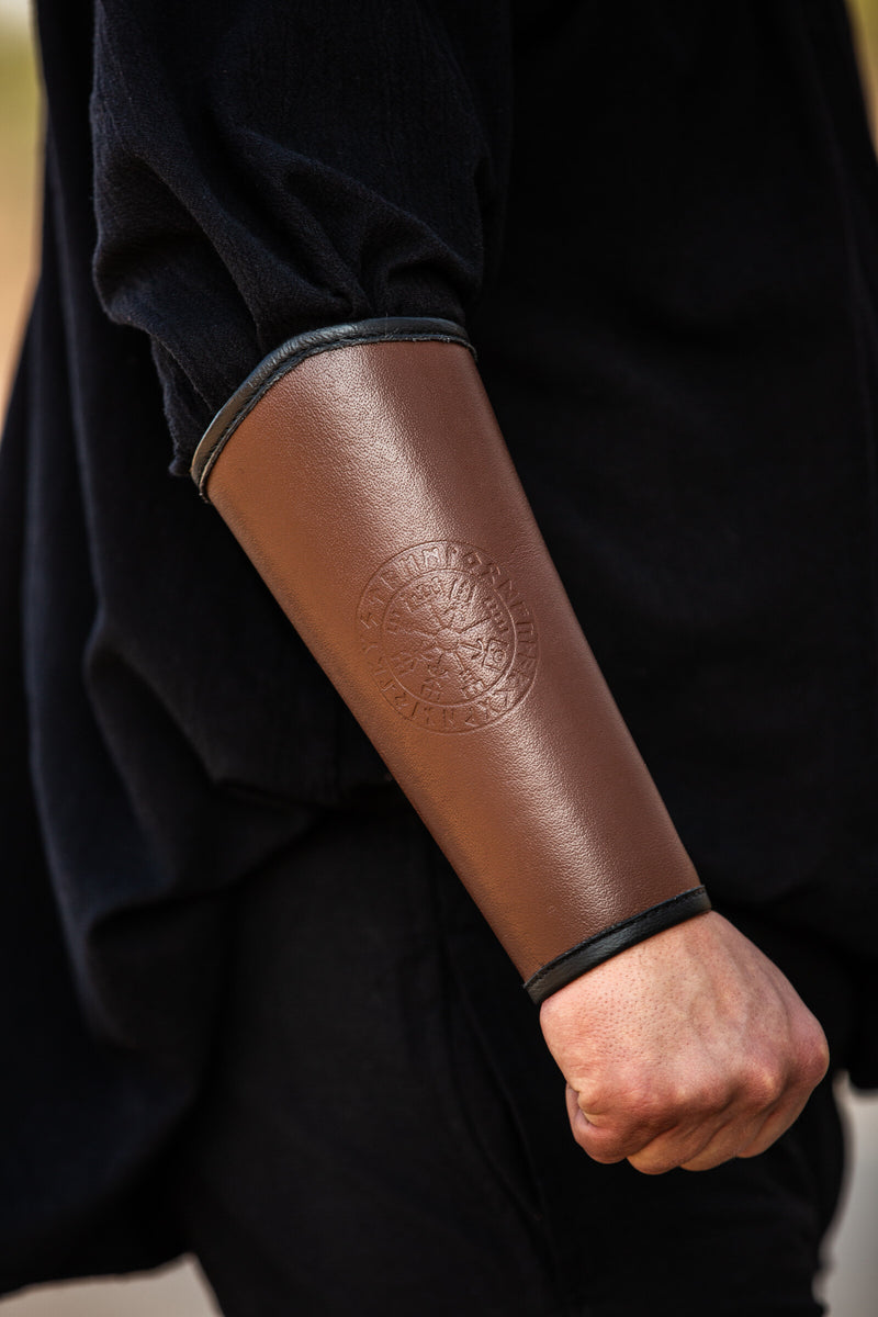 Vegvisir leren bracers, onderarmbeschermers, bruin