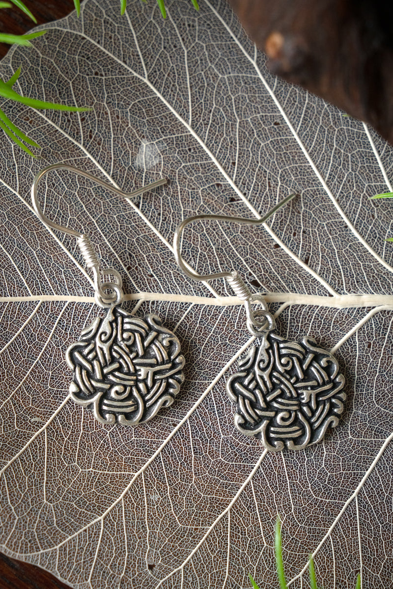 Oorbellen Vikingknoop, verzilverd brons