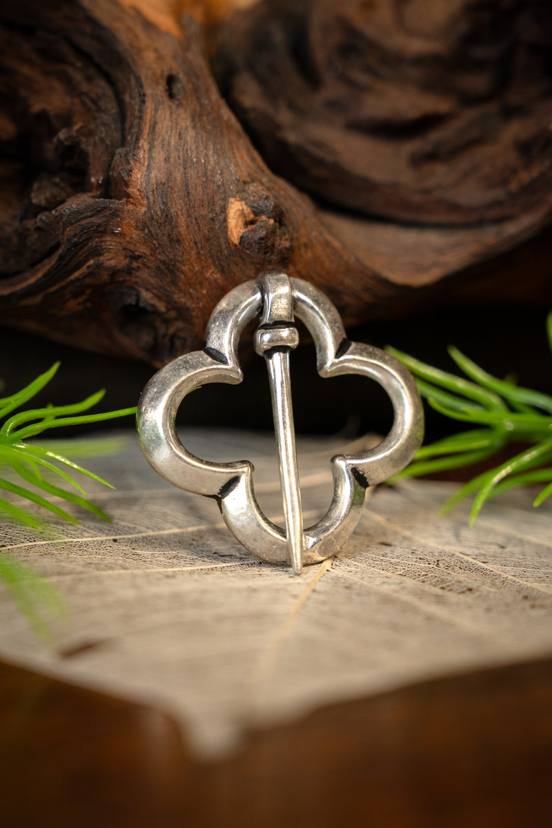 Broche cuadrilobulada medieval, bronce plateado 