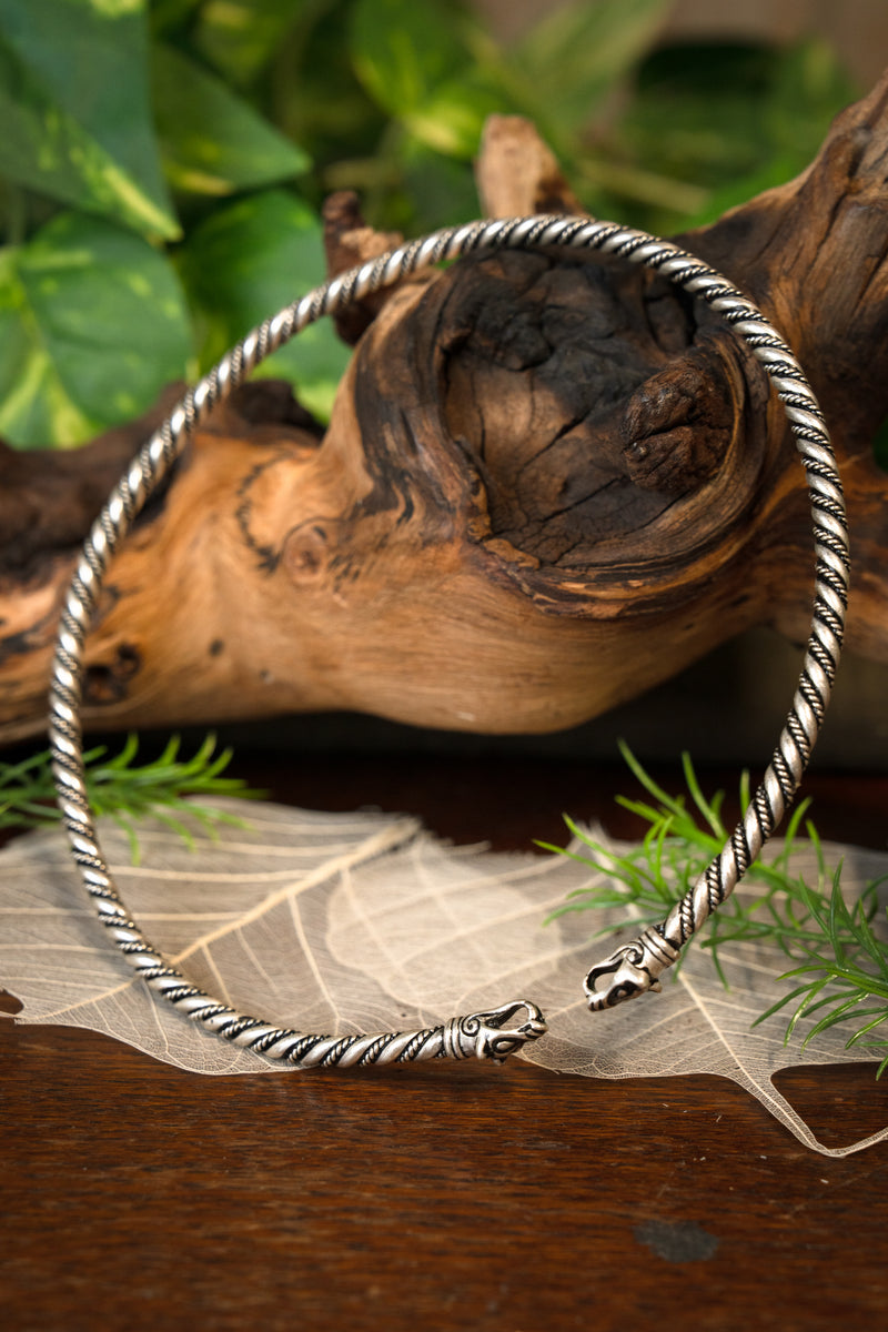 Vikingtorque med ulvehoved, forsølvet bronze 