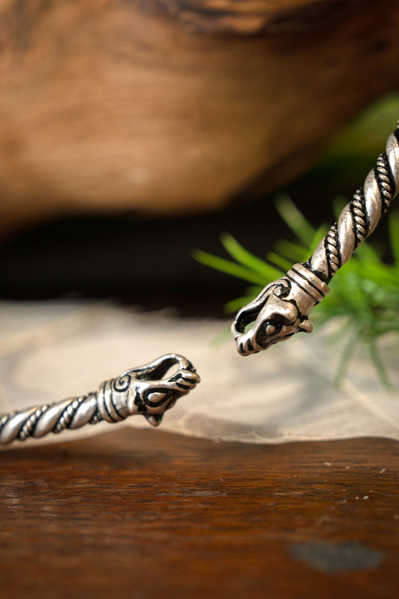 Vikingtorque med ulvehoved, forsølvet bronze 