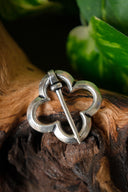 Broche cuadrilobulada medieval, bronce plateado 
