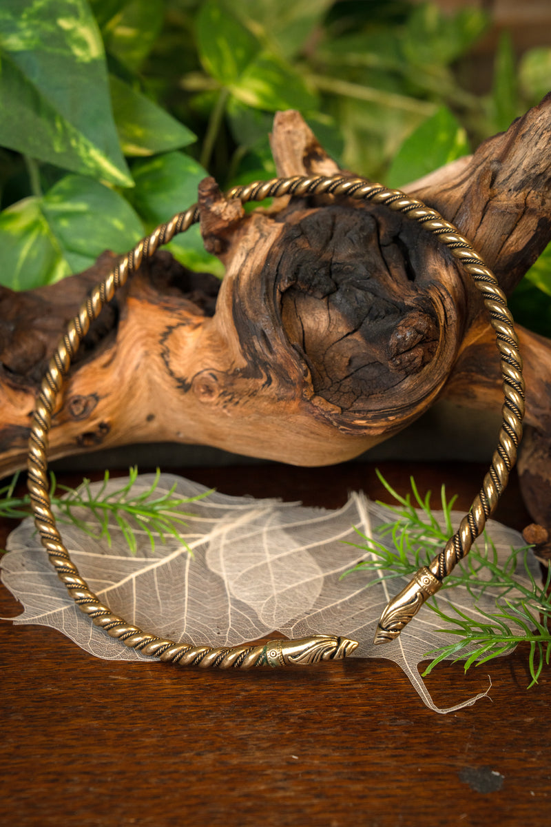 Viking torque avec têtes de corbeau, bronze 