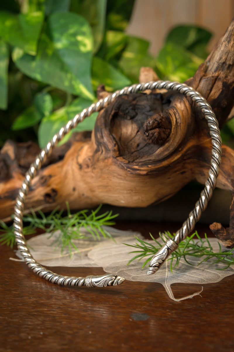 Viking torque avec têtes de corbeau, bronze argenté 