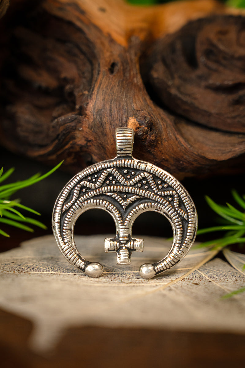 Lunula amulet met kruis, verzilverd brons