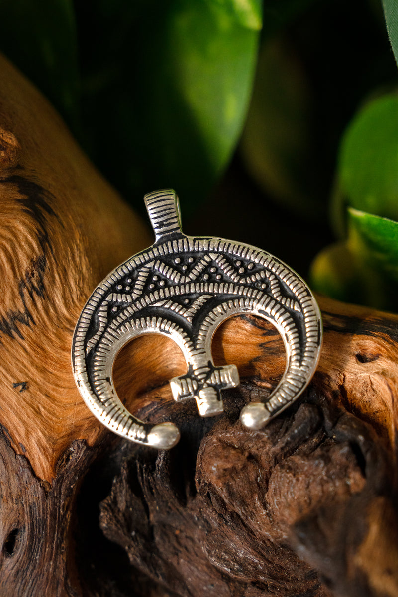 Lunula amulet met kruis, verzilverd brons