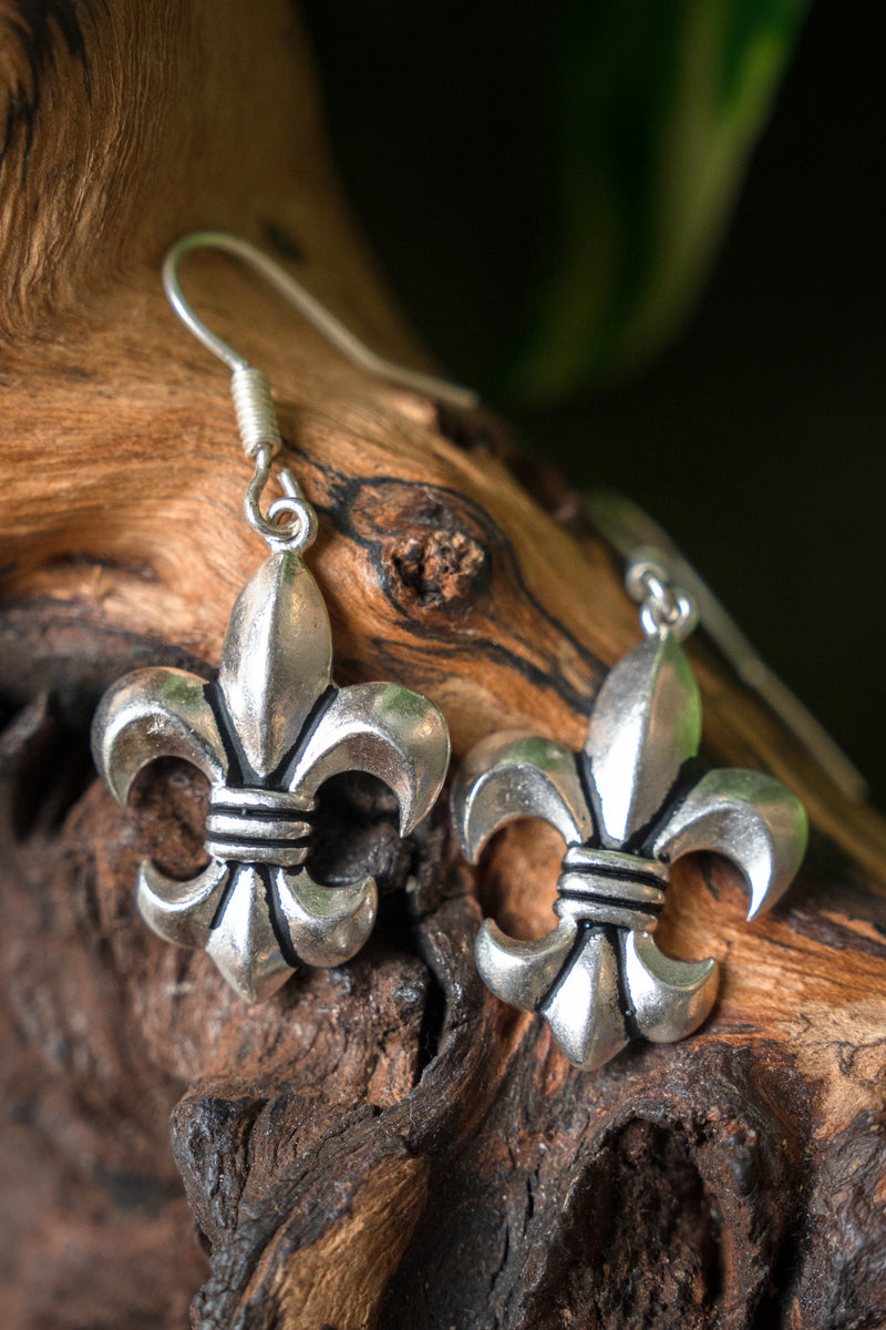 Örhängen fleur de lys, försilvrad brons 