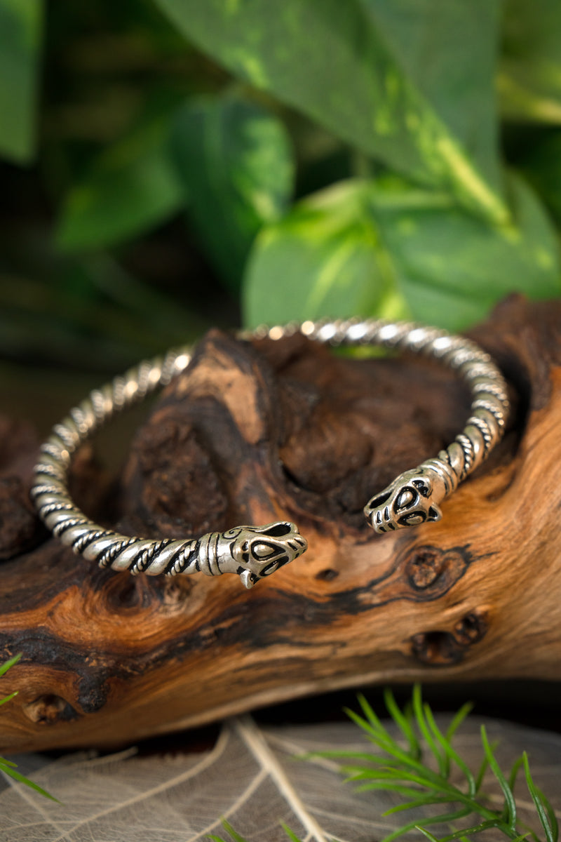 Vikingearmbånd med ulvehoved, forsølvet bronze 