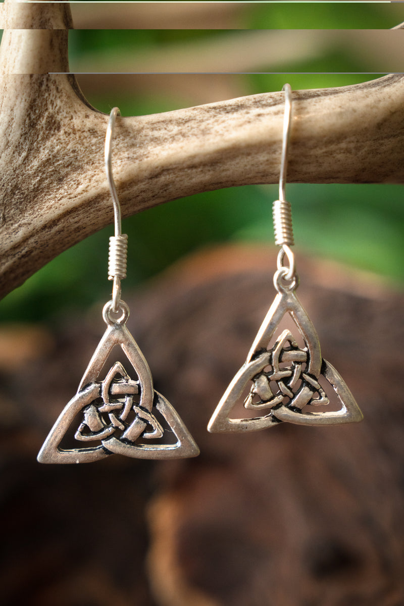 Keltische oorbellen triquetra, verzilverd brons