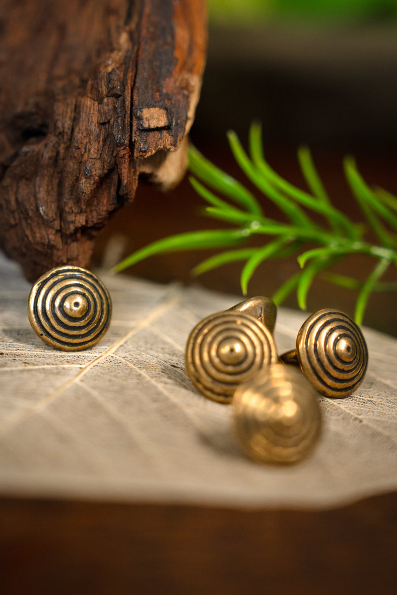 Bronzeknoten des 15. Jahrhunderts mit Kanten, Set von fünf Teilen