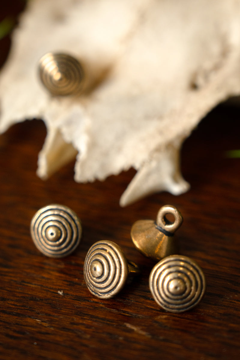 Bronzeknoten des 15. Jahrhunderts mit Kanten, Set von fünf Teilen