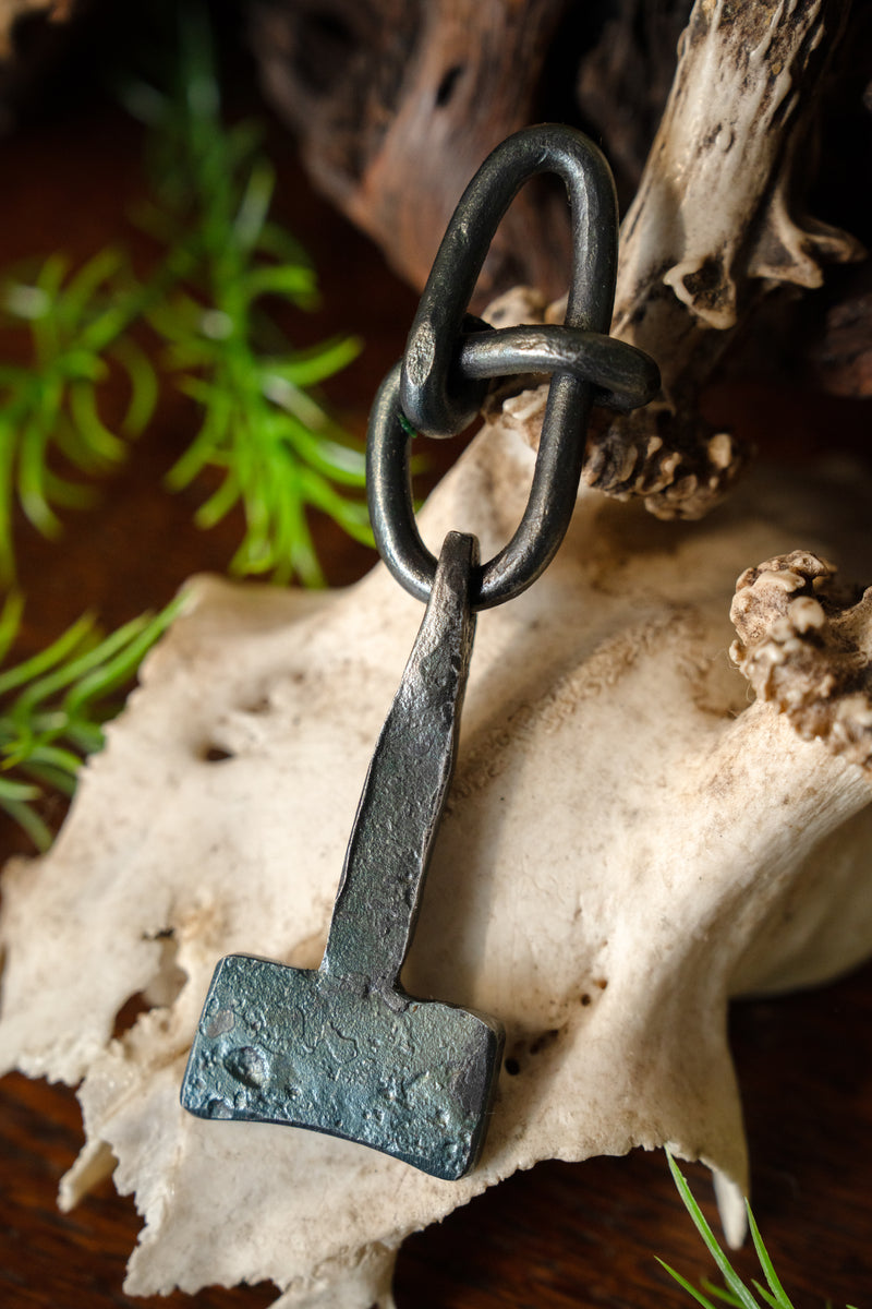 Klassieke Thorshamer, ijzer met leer