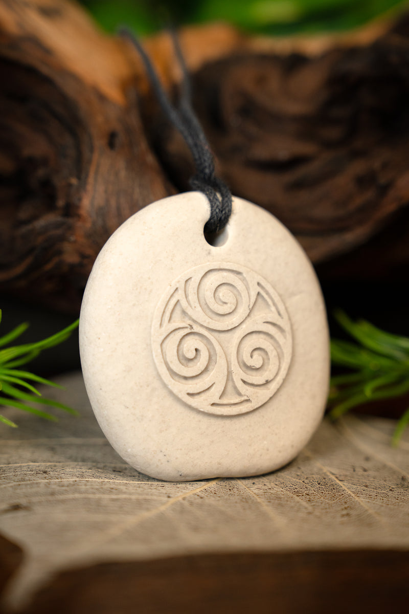 Hanger triskelion, steen