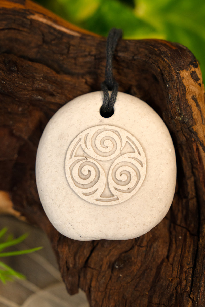 Hanger triskelion, steen