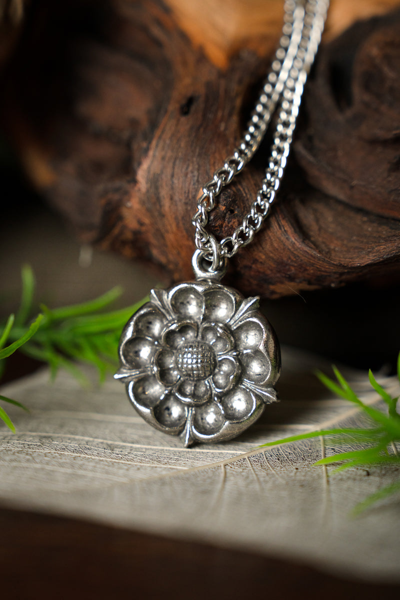 Tudor rozenhanger, tin