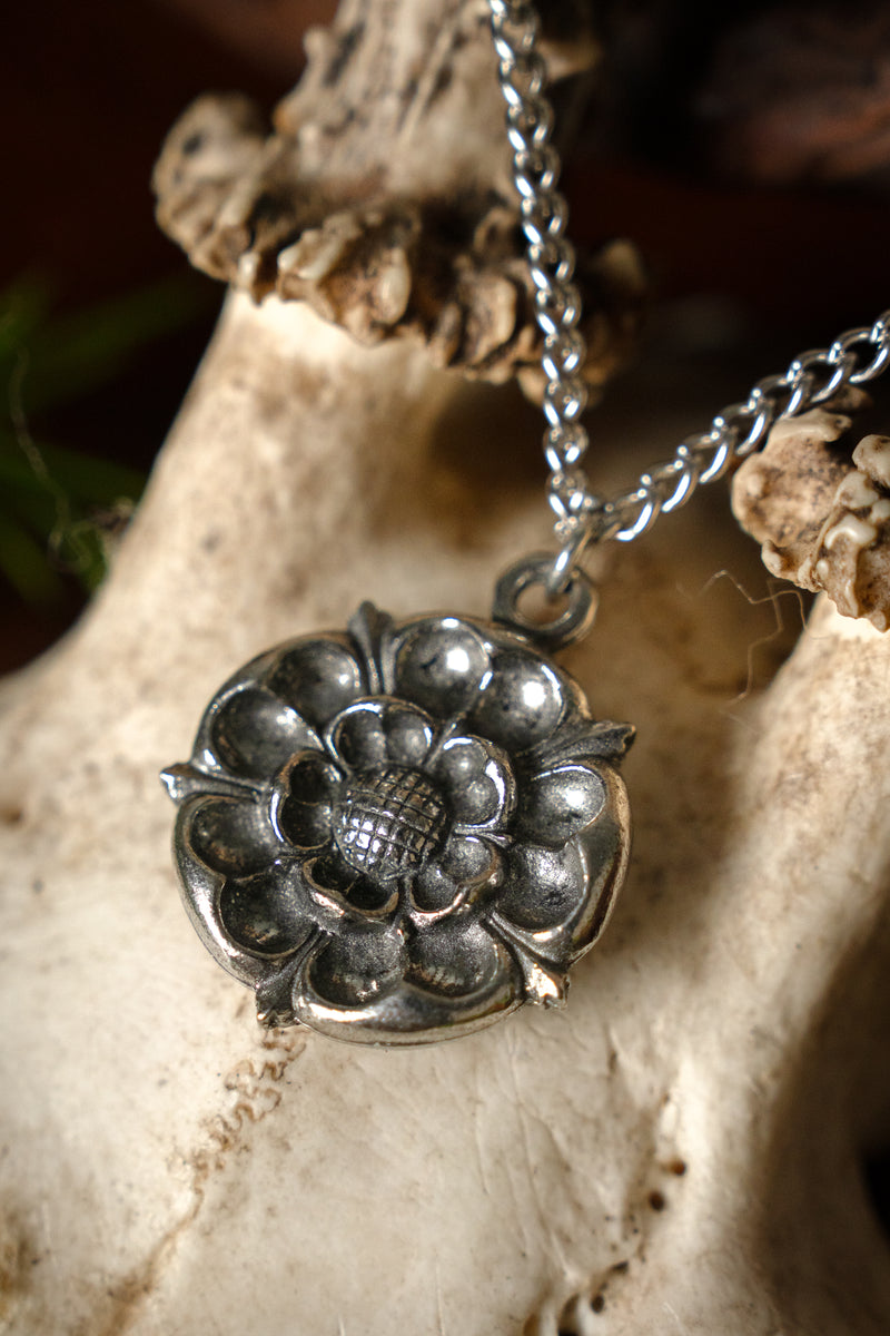 Tudor rozenhanger, tin