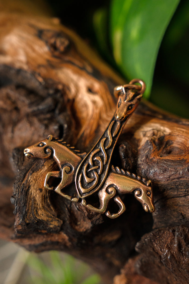 Hanger Thorshamer met paarden, brons