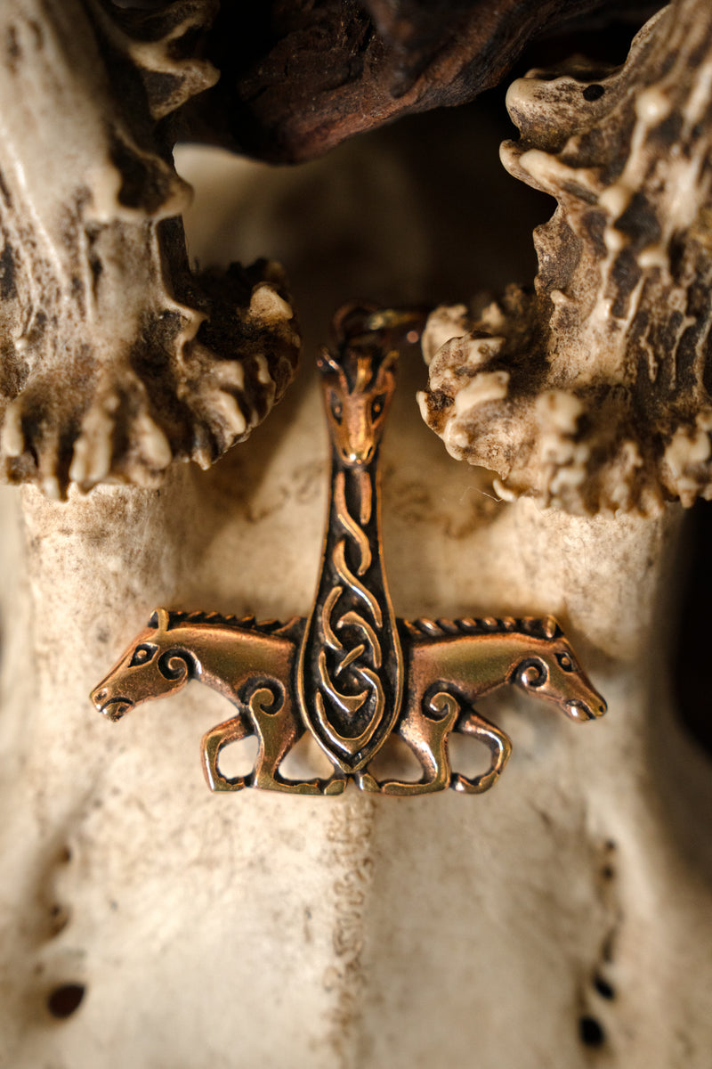 Hanger Thorshamer met paarden, brons