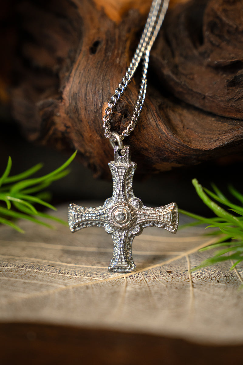 Kors Cuthbert af Lindisfarne, tin 