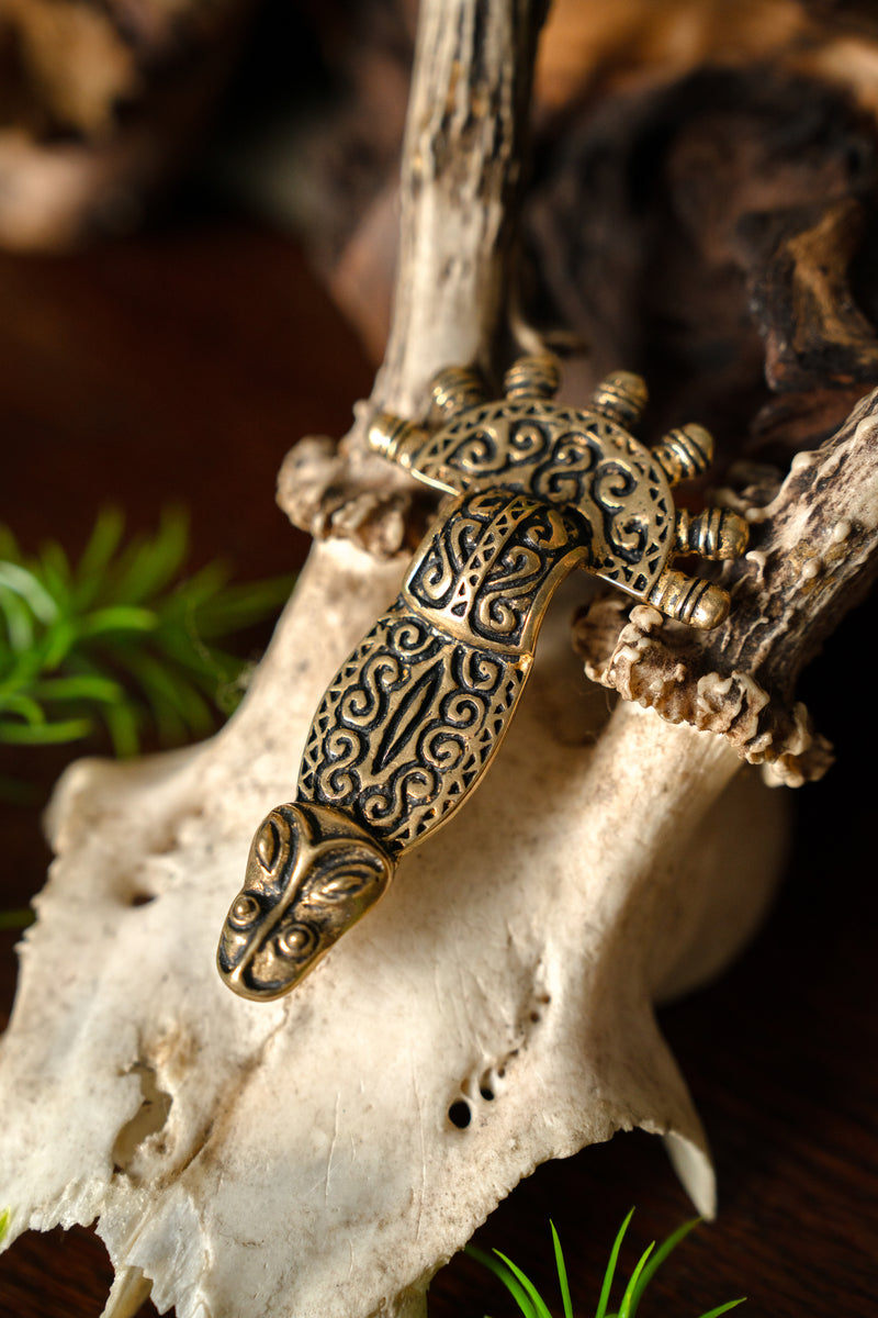 Merovingio fíbula de ballesta, bronce plateado 