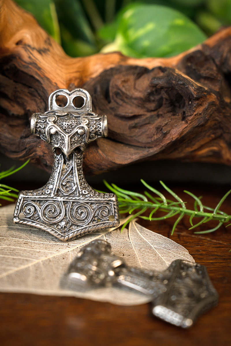 Mantelschluss Thorshammer, versilberte Bronze 