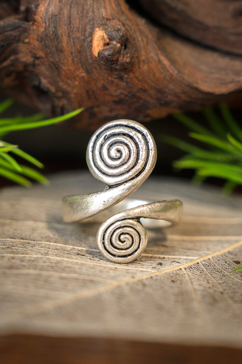 Keltische ring met spiralen, verzilverd brons