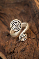Keltische ring met spiralen, verzilverd brons