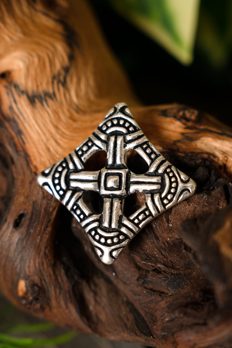 Vikingo fíbula en cruz Uppåkra, bronce plateado 
