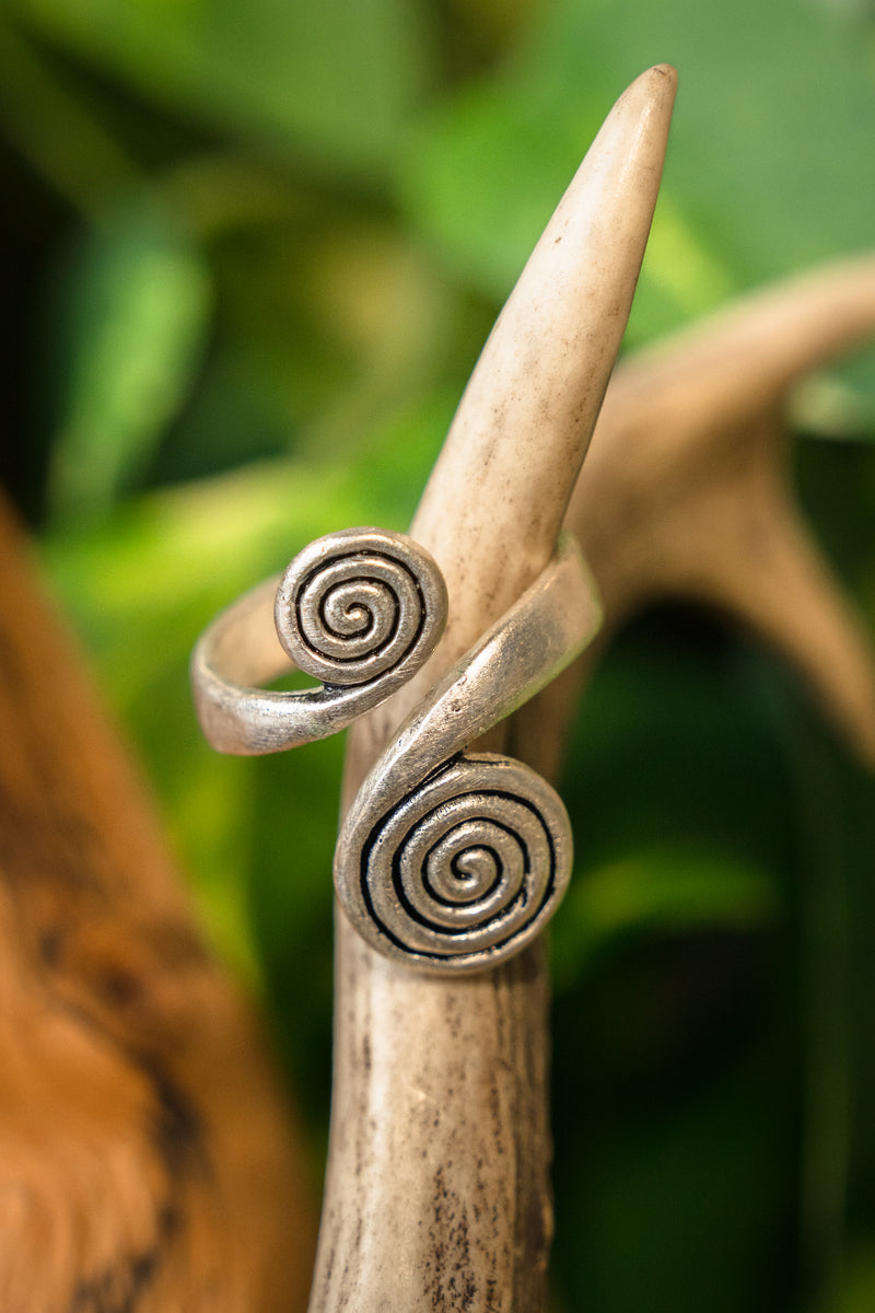 Keltische ring met spiralen, verzilverd brons