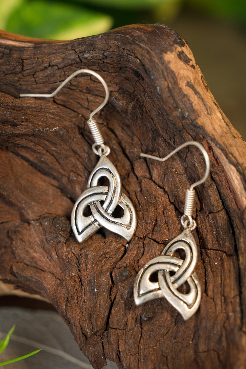 Keltische oorbellen triskelion, verzilverd brons