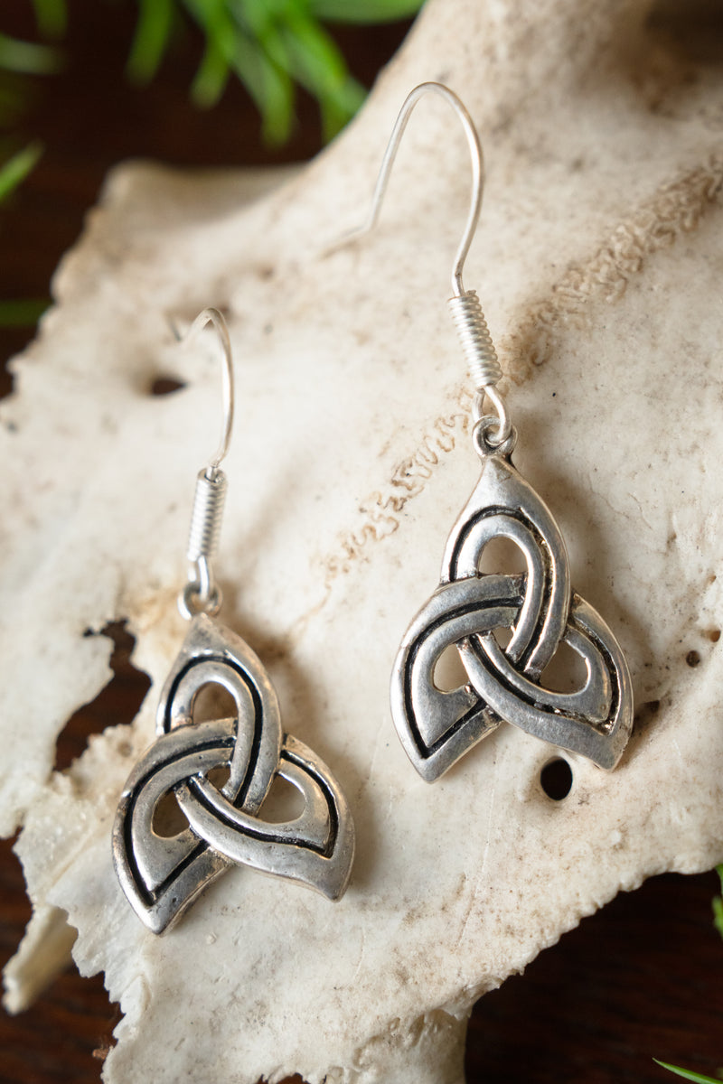 Keltische oorbellen triskelion, verzilverd brons