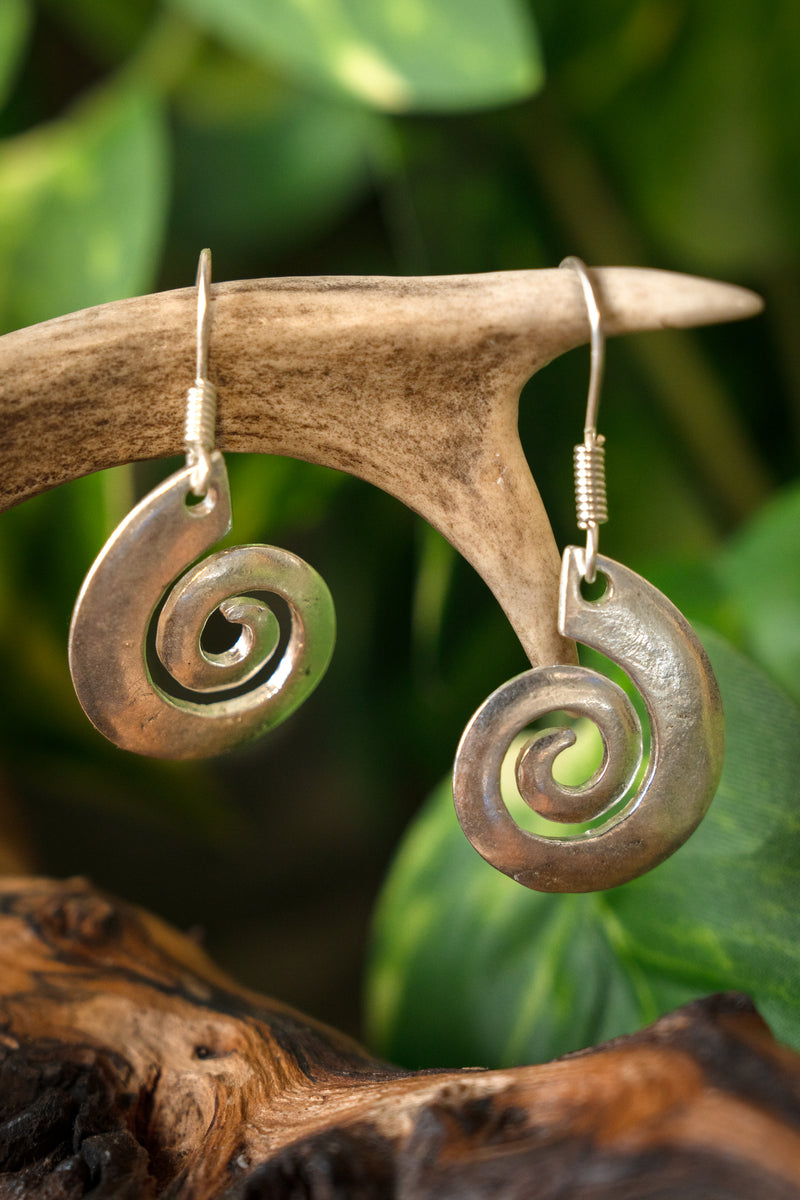 Keltische oorbellen met spiraal, verzilverd brons